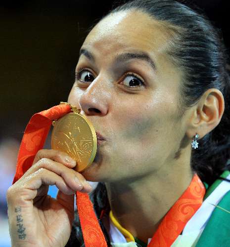 Paula Pequeno com medalha olímpica
